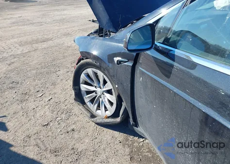 2016 Tesla Model X 60D/70D/75D/90D z USA, uszkodzony, nr VIN 5YJXCDE20GF034085